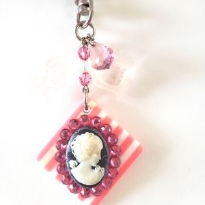 TARINA TARANTINO CANDY CAMEO & BOW HANDBAG CHARM